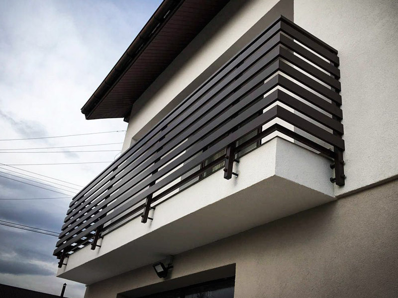 Balustrada aluminiowa na wymiar montowana od czoła balkonu