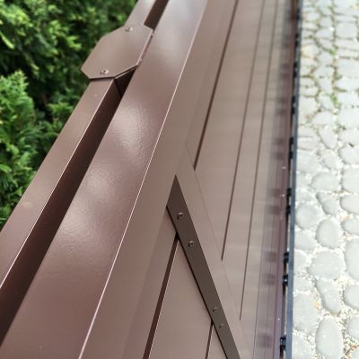 Brama aluminiowa przesuwna w kolorze brązowym