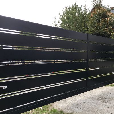 Aluminiowa brama składa się z poziomych paneli o wymiarach 200 i 20 mm.