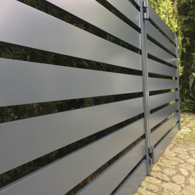 Brama zbudowana z aluminiowych paneli
