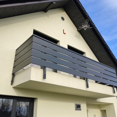 Balustrada balkonowa / panel aluminiowy 200 x 20 mm, prześwit 20 mm. Wysokość 980 mm z montażem do czoła budynku. Kolor matowy RAL 7016