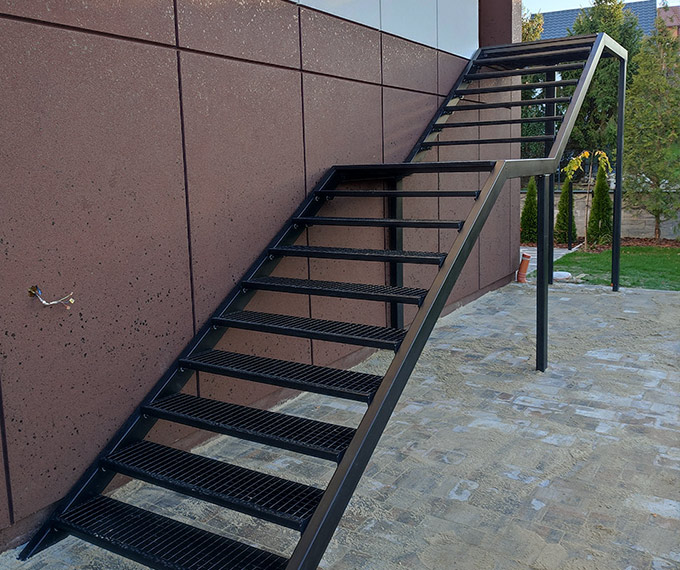 schody kratownica czarny kolor